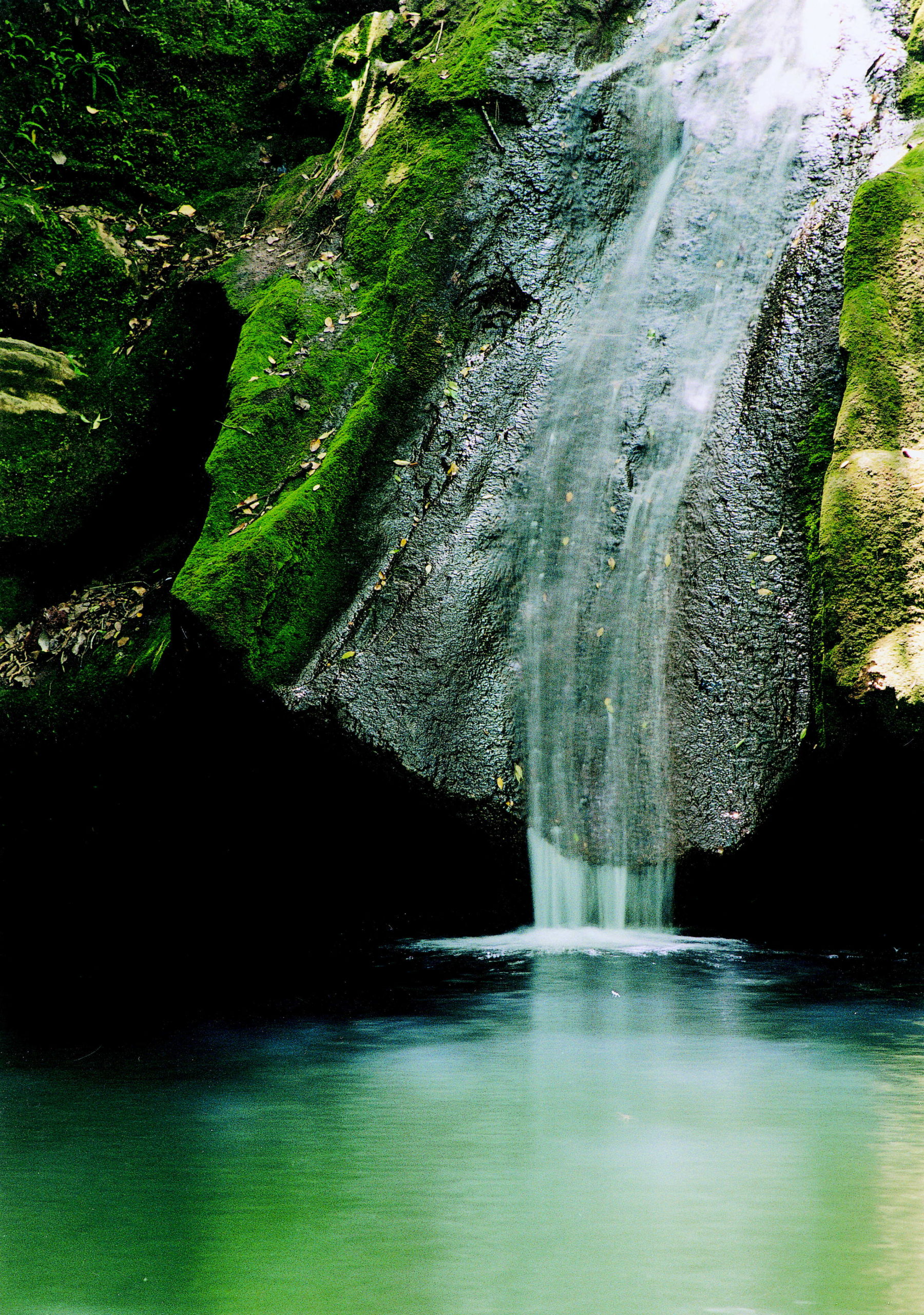 Cascada de agua en un río