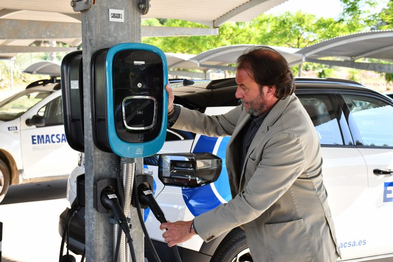 Daniel García-Ibarrola, con los nuevos cargadores de vehículos eléctricos