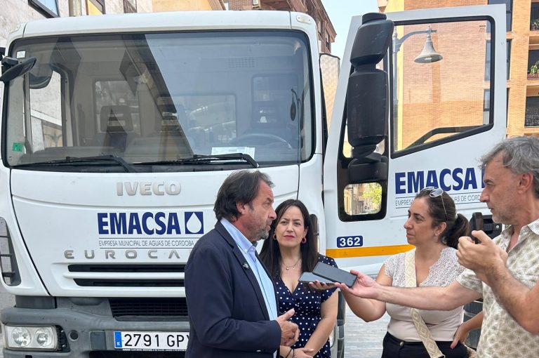 Entrega del camión en Catarroja