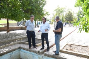 García-Ibarrola, junto a dos técnicos de EMACSA