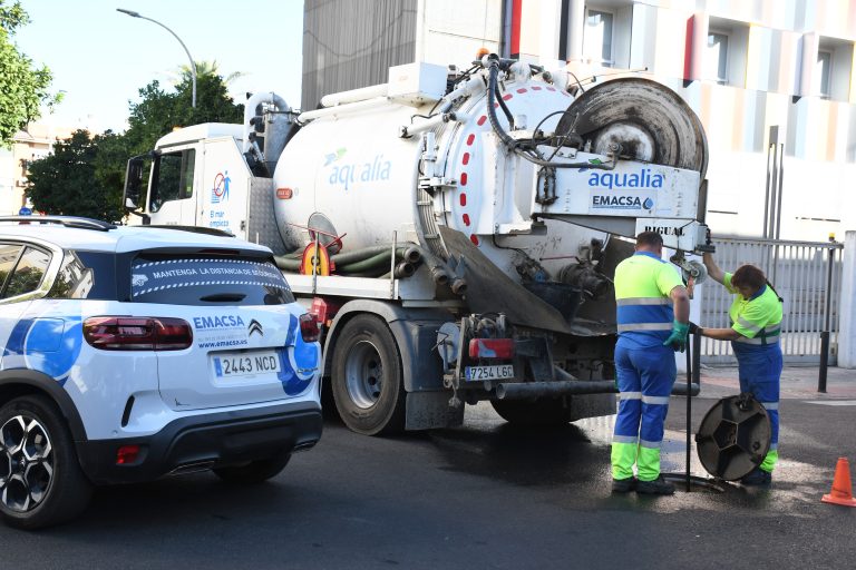 Trabajos de limpieza de colectores e imbornales en verano