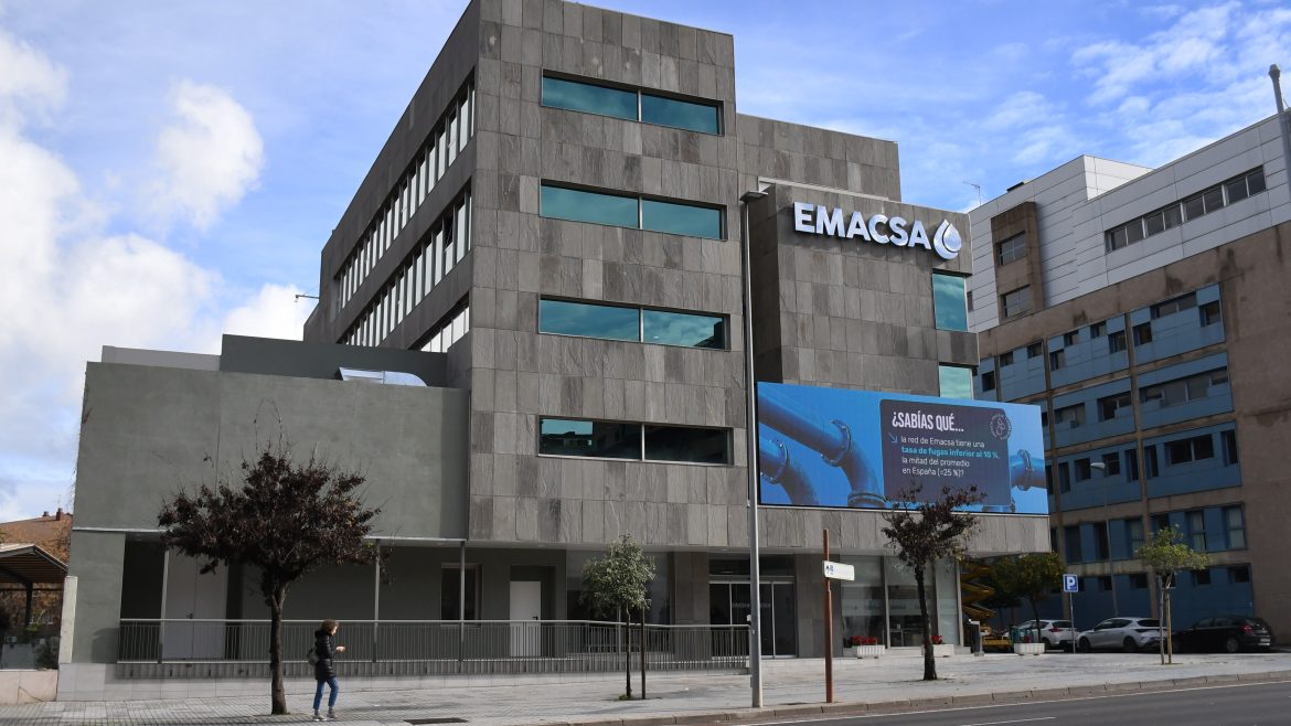 Fachada del edificio administrativo de EMACSA