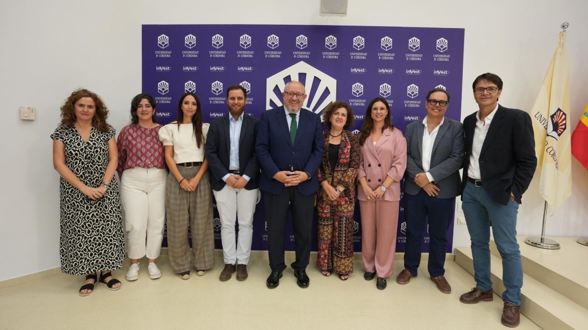 Acto de firma del acuerdo entre Cátedra EMACSA y YWP Spain en el Rectorado de la UCO