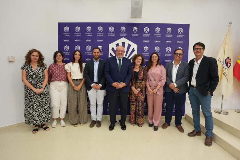 Acto de firma del acuerdo entre Cátedra EMACSA y YWP Spain en el Rectorado de la UCO