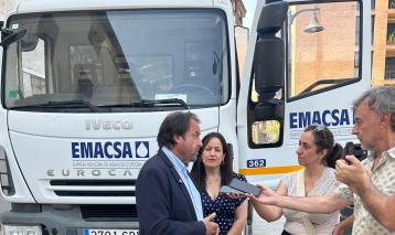 EMACSA entrega un camión a Catarroja para reforzar la limpieza del alcantarillado